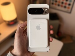 Un nuovo Pixel con un vecchio accessorio Apple. (Fonte immagine: @1PaulJ_ via X)