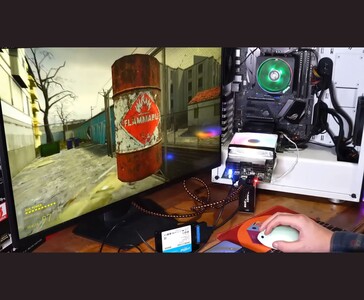 Half-Life 2 su una configurazione Linux alimentata dalla scheda AMD BC250 collegata a un monitor, un mouse, una tastiera e un SSD esterno (Fonte immagine: Budget-Builds Official via YouTube)