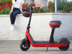 Il Fucare HU3 Pro può essere guidato come mini-moto da seduti o come scooter elettrico. (Fonte: Fucare)