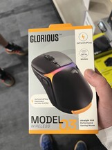 Il mouse da gioco Glorious Model O3 perde la parte anteriore della scatola. (Fonte immagine: @therightclicks su X)