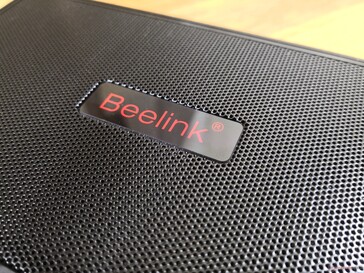 Il logo Beelink sembra cambiare sempre a seconda del modello di mini PC. Qui è rosso invece del solito giallo o bianco