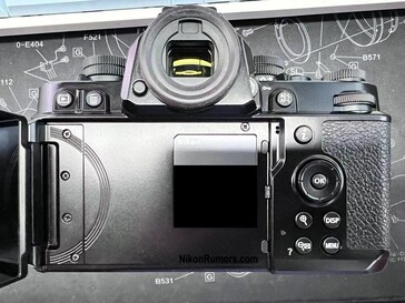Il display sul retro della Nikon Zf sembra essere di tipo completamente articolato. (Fonte: Nikon Rumors)