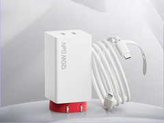 I due nuovi caricabatterie saranno lanciati insieme all'Ace 6 Ultra. Nella foto: il caricatore GaN da 120W con il cavo in dotazione.