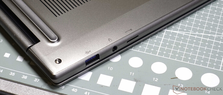 Lato destro: USB-3-A, auricolare da 3,5 mm, microSD