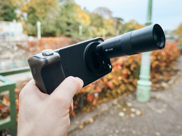 X300 Pro con il teleconvertitore montato (fonte: Alex Wätzel)