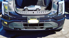 Il cofano del Cybertruck si apre anche per rivelare un grande bagagliaio (immagine: Christopher Bowe/Twitter)