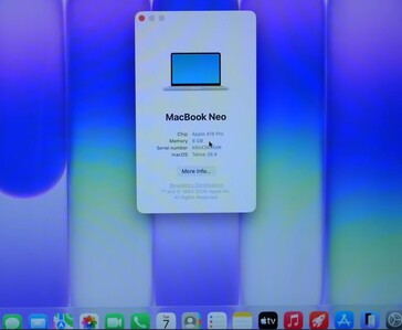 La finestra About This Mac sul MacBook Neo mostra il chip Apple A18 Pro, 8 GB di memoria e macOS Tahoe 26.4
