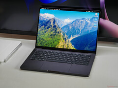 Il MacBook Pro M5 su una scrivania.