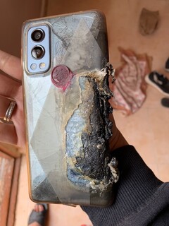Il OnePlus Nord 2 distrutto in questione. (Immagine: @suhitrulz/Twitter)