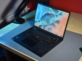 Recensione del portatile Lenovo ThinkPad X13 Yoga G4: Convertibile con una lunga durata della batteria e prestazioni deboli