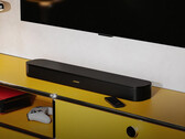 Il TV Speaker 2nd Gen viene lanciato con un tweeter centrale. Nella foto: la soundbar posizionata sotto un televisore.