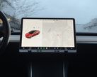 La Ctrl-Bar è un accessorio con pulsante fisico che si attacca allo schermo centrale di una Tesla Model Y o Model 3. (Fonte: Indiegogo)