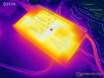 L'adattatore CA può raggiungere oltre 40 C quando si eseguono carichi impegnativi come i giochi