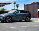 A partire dal quarto trimestre del 2026, i conducenti di modelli Volvo completamente elettrici, come la compatta EX30, potranno utilizzare più di 20.000 Supercharger Tesla in tutta Europa direttamente attraverso l'app per smartphone della fabbrica.