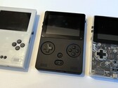 Il primo prototipo di Game Bub a sinistra aveva ancora tre pulsanti (fonte: Eli Lipsitz)
