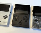 Il primo prototipo di Game Bub a sinistra aveva ancora tre pulsanti (fonte: Eli Lipsitz)