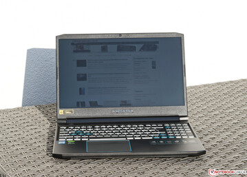 Utilizzo dell'Acer Predator Helios 300 PH315 all'aperto sotto il sole.