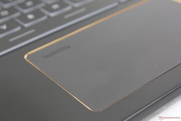 La superficie del clickpad è liscia e priva di texture in contrasto con la superficie leggermente ruvida della tastiera