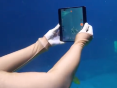 Oppo dimostra la resistenza all'acqua del Find N5. (Fonte immagine: Weibo)