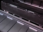 Il filtro HEPA di Cybertruck richiede solo un minuto per essere sostituito (immagine: Munro Live/YT)