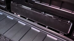 Il filtro HEPA di Cybertruck richiede solo un minuto per essere sostituito (immagine: Munro Live/YT)