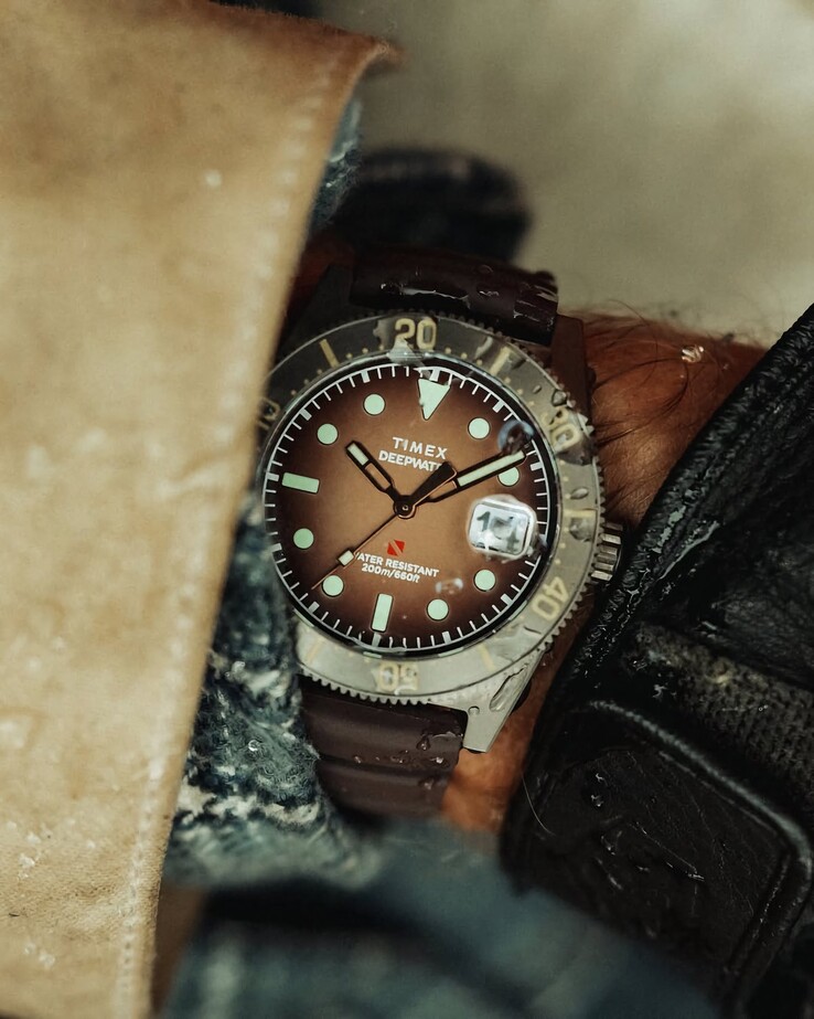Orologio subacqueo Huckberry x Timex Deepwater Reef 200 con quadrante marrone, cassa in acciaio inossidabile, lunetta nera e cinturino marrone abbinato.