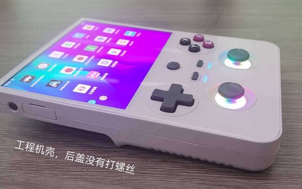 Un presunto sguardo ad un campione ingegneristico Anbernic RG477V. (Fonte: Maxzhou88)