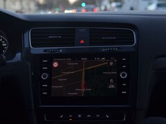 Cruscotto di un'auto con una mappa di navigazione sullo schermo del sistema di infotainment