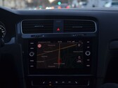 Cruscotto di un'auto con una mappa di navigazione sullo schermo del sistema di infotainment