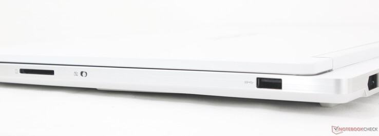 A destra: Lettore SD, interruttore elettronico della webcam, USB-A 3.2 Gen. 1
