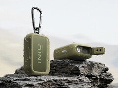 Il power bank INIU Outdoor Rugged 10000 è dotato di una torcia integrata a luce bianca/rossa, un attacco per treppiede e una clip.