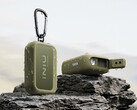 Il power bank INIU Outdoor Rugged 10000 è dotato di una torcia integrata a luce bianca/rossa, un attacco per treppiede e una clip.