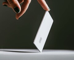 La Nomad Tracking Card Pro può essere localizzata proprio come un AirTag (Fonte: Nomad)