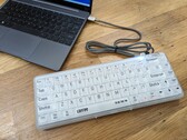 Lofree 1% è una tastiera semitrasparente con interruttori MX "Jellyfish" avvolti in un piano in policarbonato