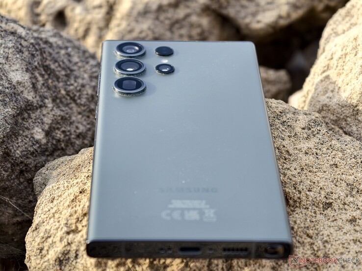 Un po' datato: Galaxy S23 Ultra è stata l'ultima ammiraglia Samsung con un vero teleobiettivo 10x.