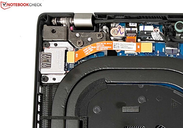 Il piccolo circuito stampato a destra della porta USB è solo avvitato e può essere sostituito.