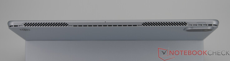 In alto: prese per la ventola, pulsante di accensione