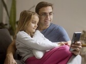 Un padre e sua figlia che guardano insieme uno smartphone