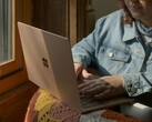 Fonte dell'immagine: Persona che utilizza un computer portatile Microsoft Surface vicino a una finestra (Fonte immagine: Surface su Unsplash)