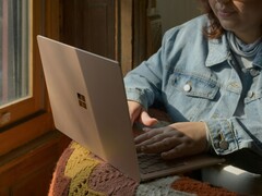 Fonte dell&#039;immagine: Persona che utilizza un computer portatile Microsoft Surface vicino a una finestra (Fonte immagine: Surface su Unsplash)