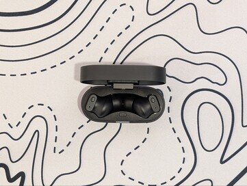 Gli auricolari wireless Status Pro X nella loro custodia di ricarica.