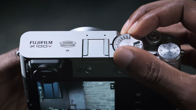 I quadranti di controllo sulla parte superiore consentono di accedere rapidamente alla velocità dell'otturatore, all'ISO e alla compensazione dell'esposizione. (Fonte immagine: Fujifilm)