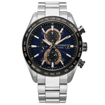 Cronografo Citizen Attesa con quadrante blu navy scuro, dettagli color oro rosa, lunetta nera con indicazione dell’ora mondiale e bracciale in Super Titanium