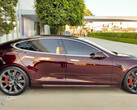 Elon Musk suggerisce nuovi colori Tesla alla fine, un complesso rosso a 13 strati e un argento "liquido" a 8 strati