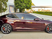 Elon Musk suggerisce nuovi colori Tesla alla fine, un complesso rosso a 13 strati e un argento "liquido" a 8 strati