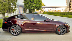 Presunto prototipo di colore Deep Crimson Tesla (immagine: Ryan McCaffrey)