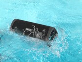 L'altoparlante Bluetooth portatile EarFun UBOOM L è impermeabile, con un grado di protezione IP67. (Fonte: EarFun)