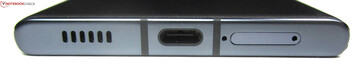 in basso: altoparlante, USB-C 3.2 Gen 1 e slot per scheda SIM