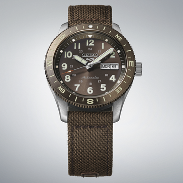 Orologio da campo automatico Seiko 5 Sports HDB009 con quadrante marrone, lunetta con bussola e cinturino in nylon marrone.