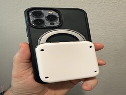 L'M4 Snap-On si aggancia al retro di un telefono compatibile con MagSafe.